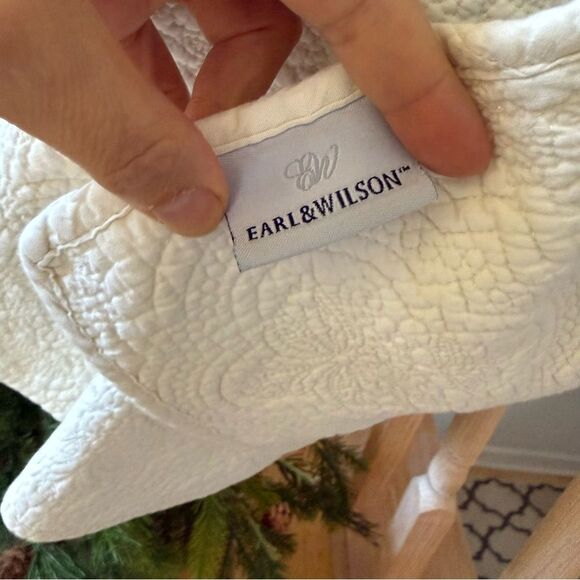 Earl & Wilson Medallion Stitched Full Size Cotton Quilt Coverlet in White - Picture 8 of 10